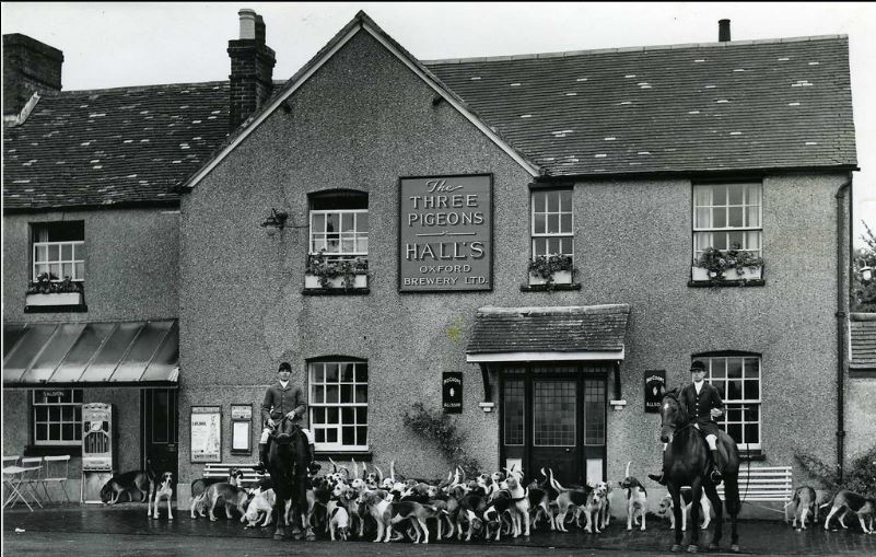 The Hunt meets at The Three Pigeons, Milton Common,