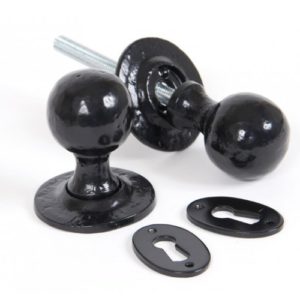 A round mortise/rim door knob set