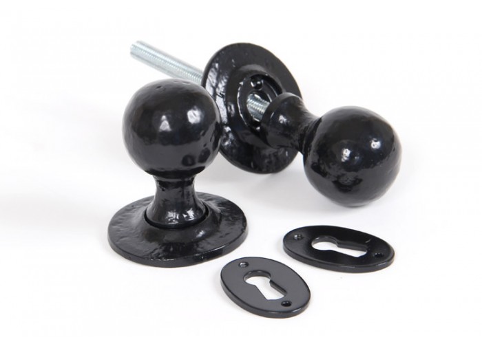 A round mortise/rim door knob set