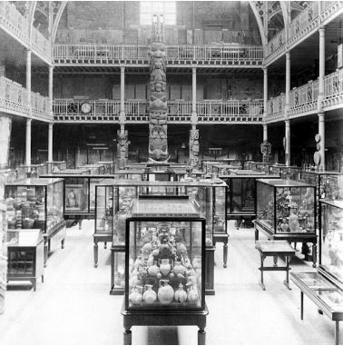 The Pitt Rivers Museum, Oxford in 1901 on the occasion of the arrival of the totem pole. The cabinet can be seen on the first floor balcony.