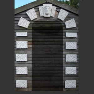 A set of rusticated quoins incorporating a keystone.