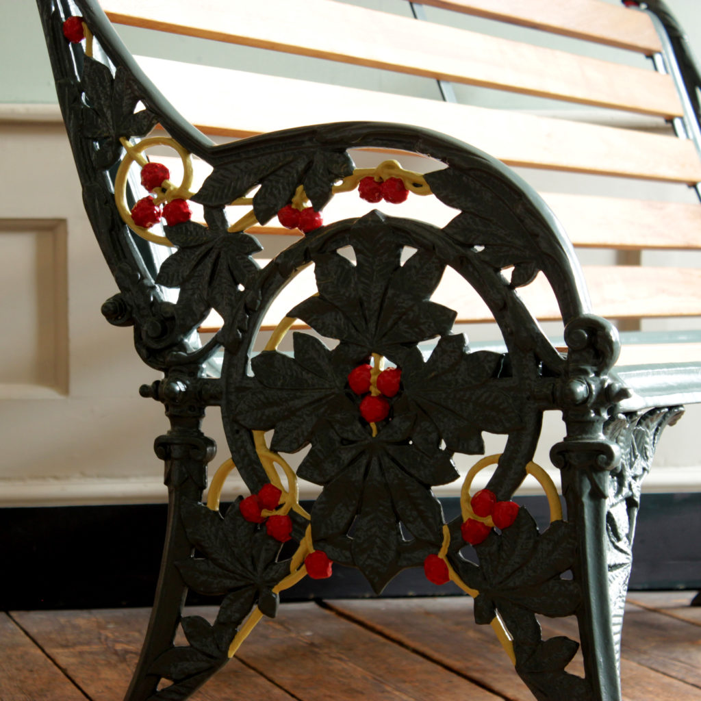 A decorative cast iron garden bench,-94156