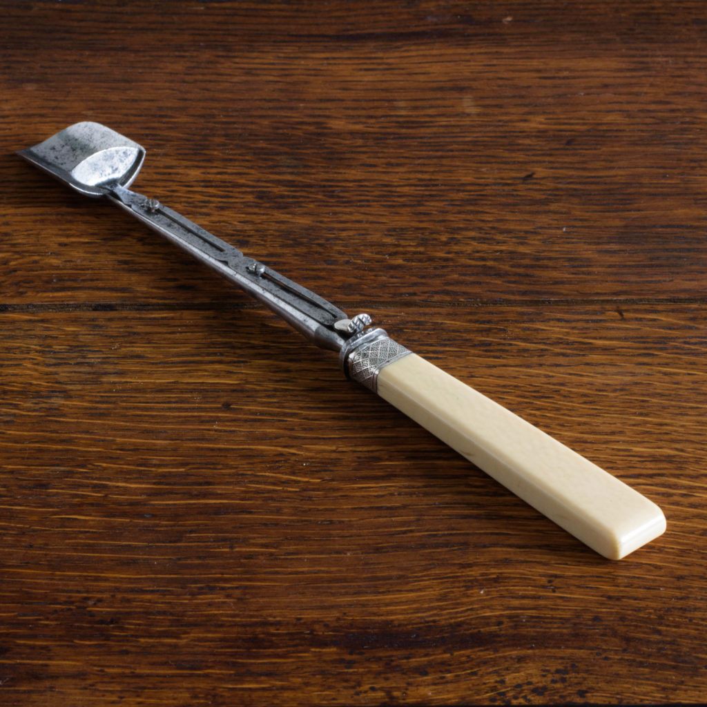 Silver plated stilton scoop with ejector,-0