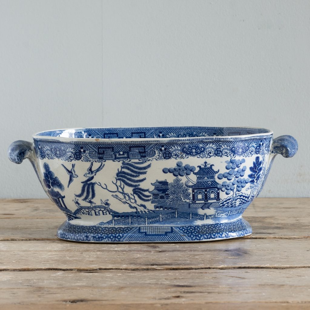 Nineteenth century blue and white Willow pattern planter,