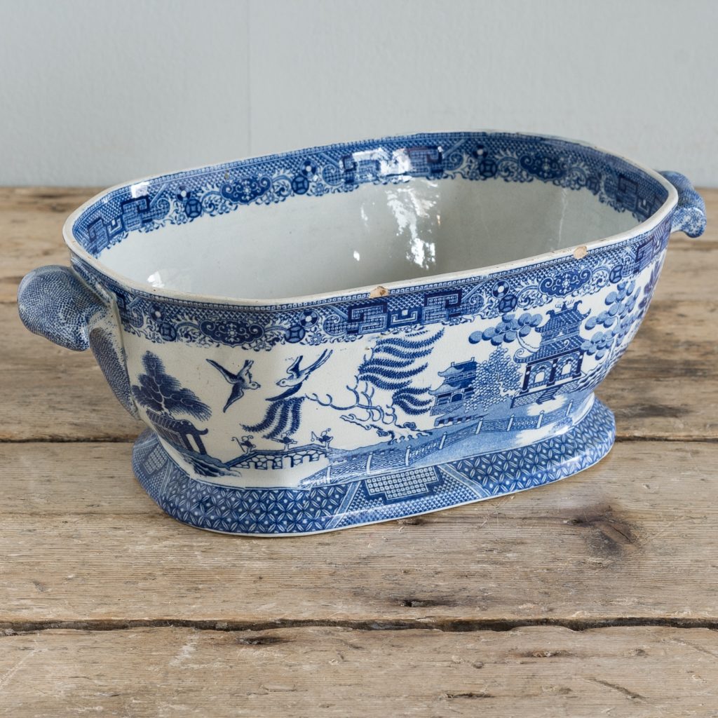 Nineteenth century blue and white Willow pattern planter,