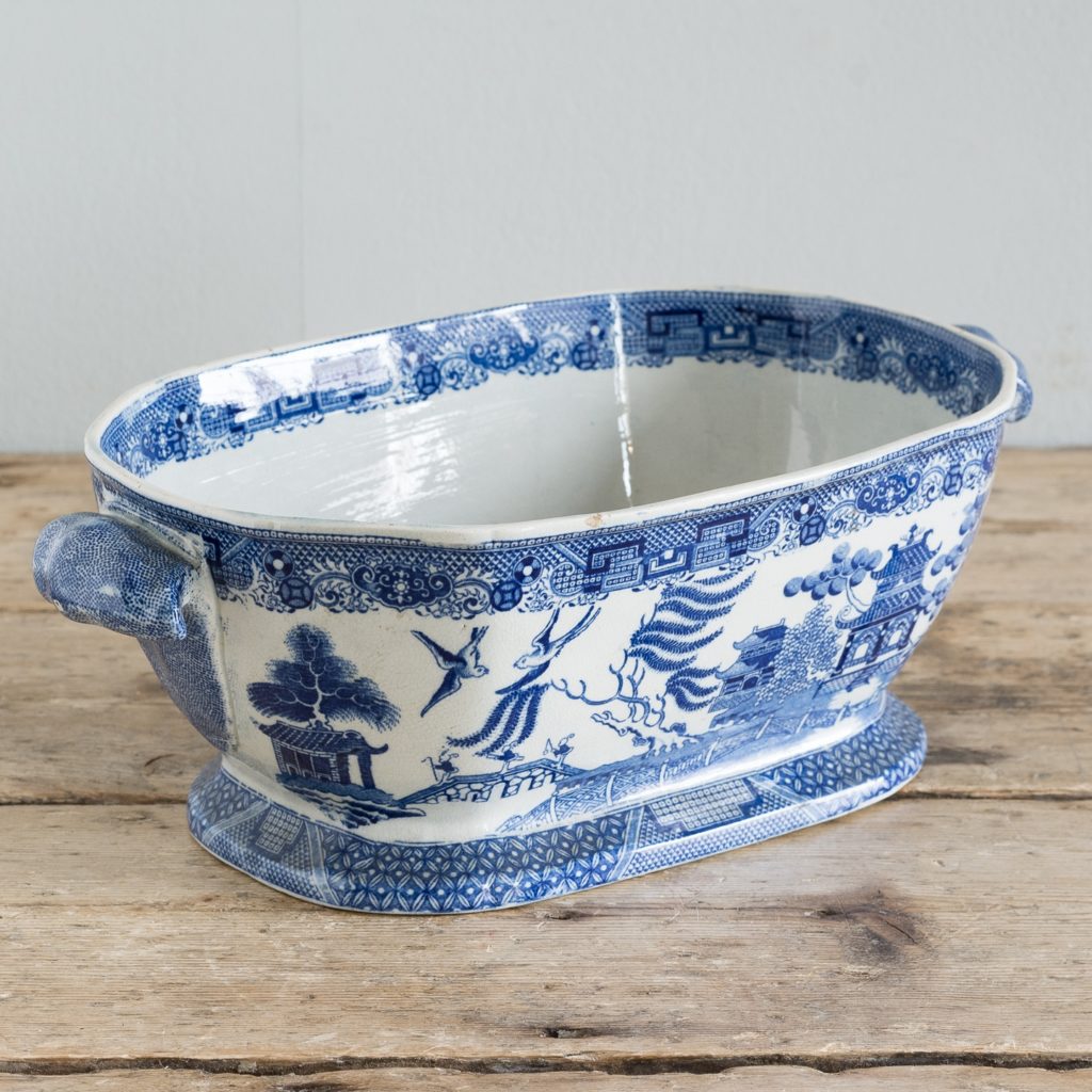 Nineteenth century blue and white Willow pattern planter,