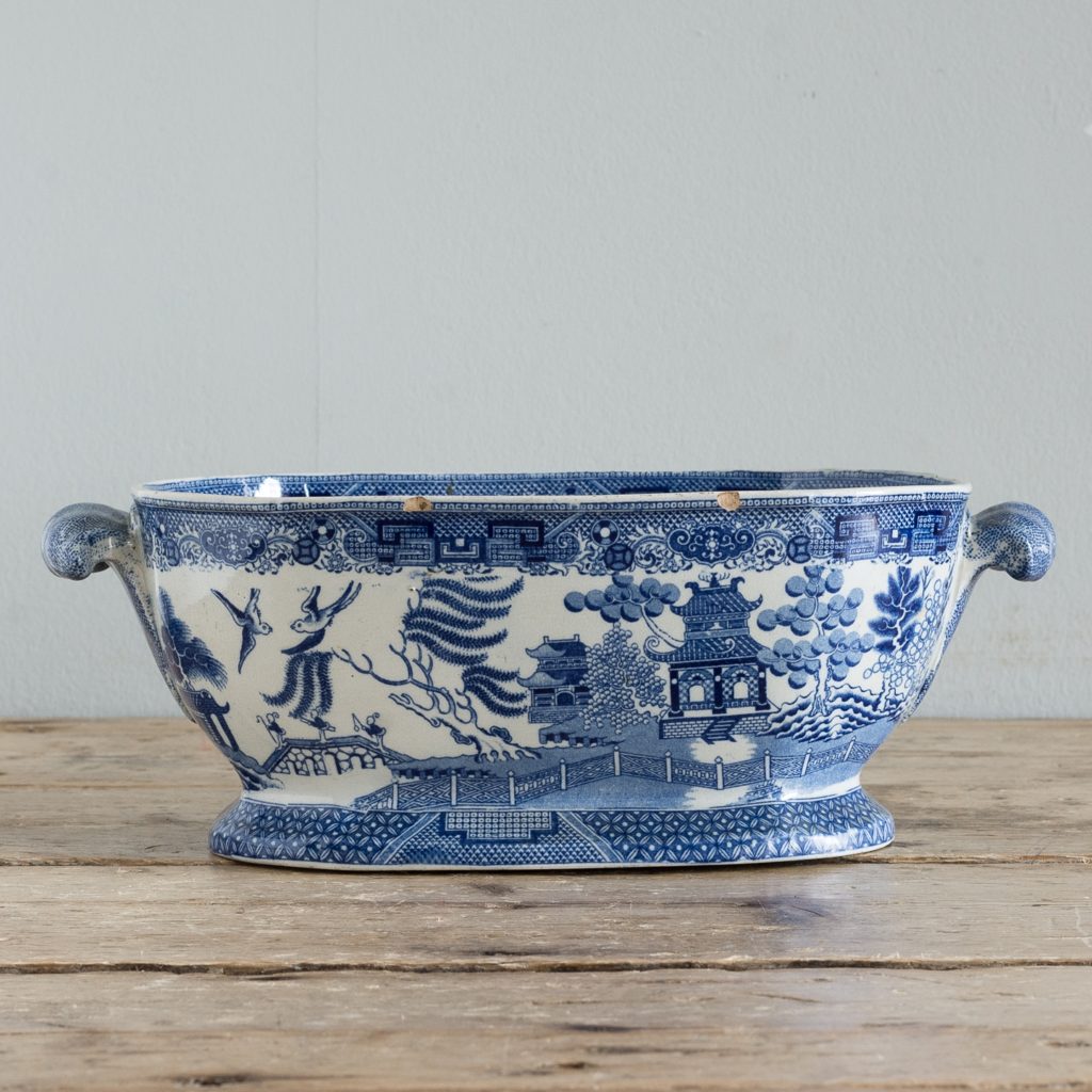 Nineteenth century blue and white Willow pattern planter,