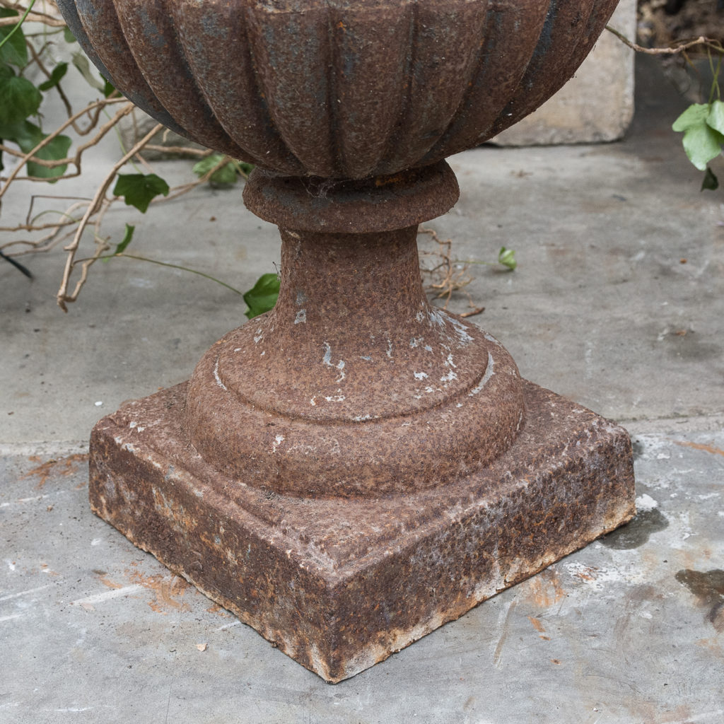 Cast iron campana urn,-127558