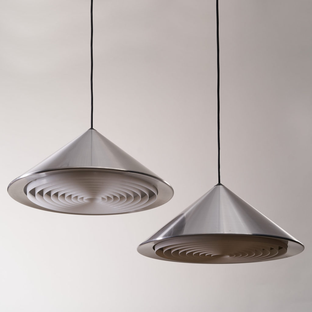 A pair of conical pendant lights,-136122