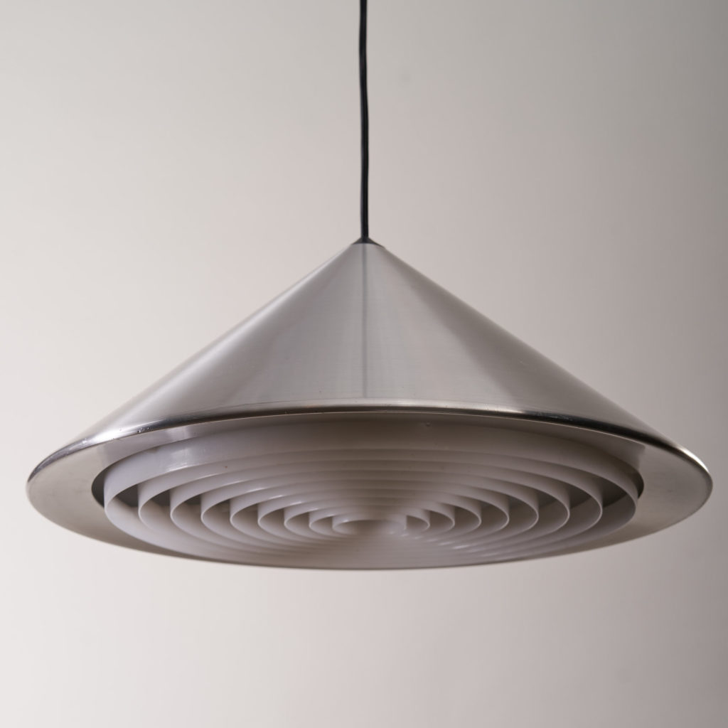 A pair of conical pendant lights,-136125