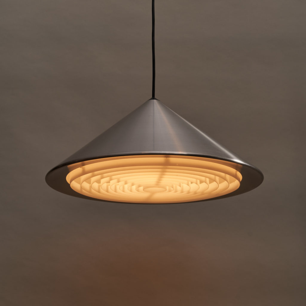 A pair of conical pendant lights,-136131