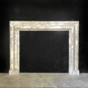 Bolection chimneypiece